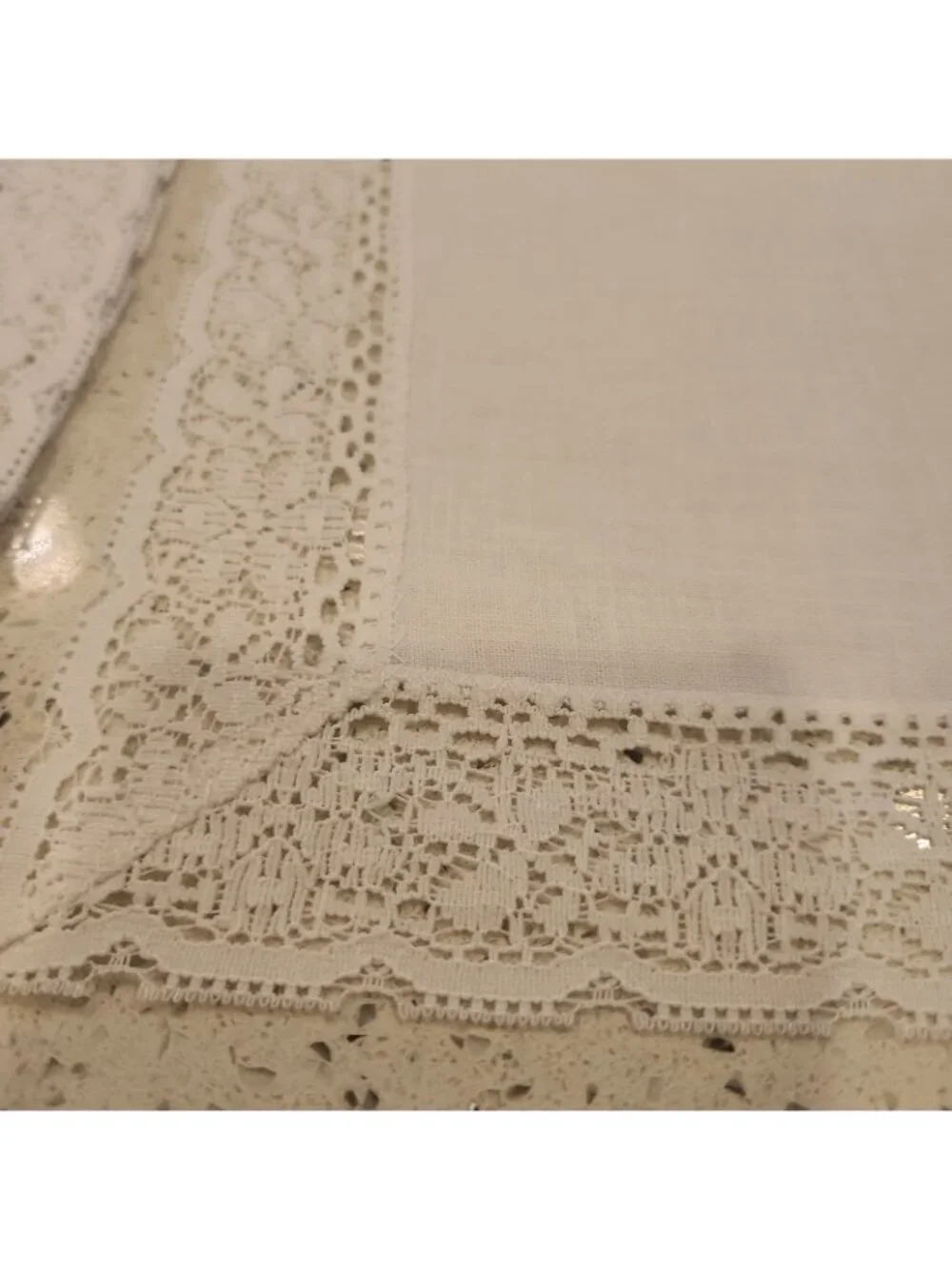 Vintage Set of 4 White Dinner Napkins Embroidered Crocheted 17x17